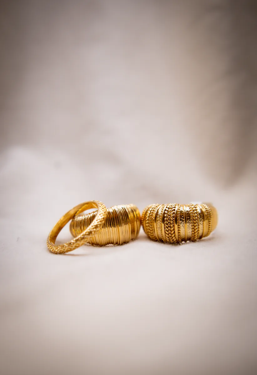 Bague jonc en or jaune ciselé — Bijouterie Shiro