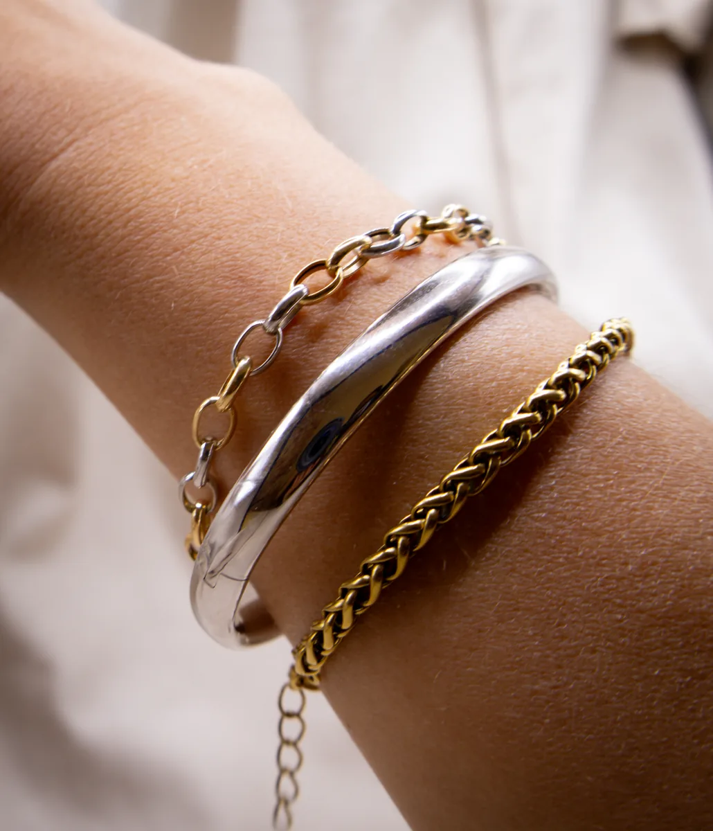 Bracelets jonc argent et mailles or au poignet — Bijouterie Shiro