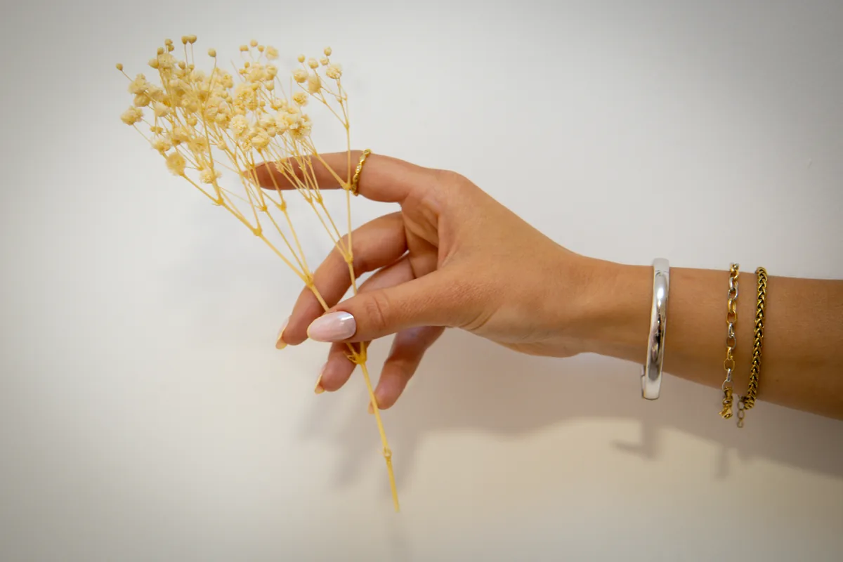 Bracelets jonc et mailles portés à la main — Bijouterie Shiro