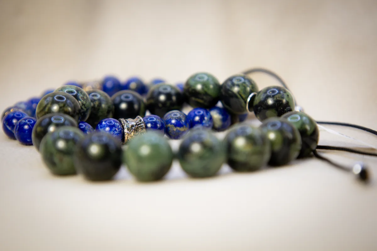 Bracelets en or et lapis-lazuli portés au poignet