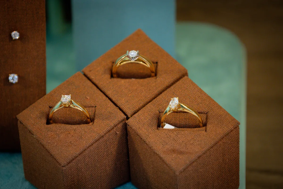 Bagues solitaires en or 18 karats serties de diamants
